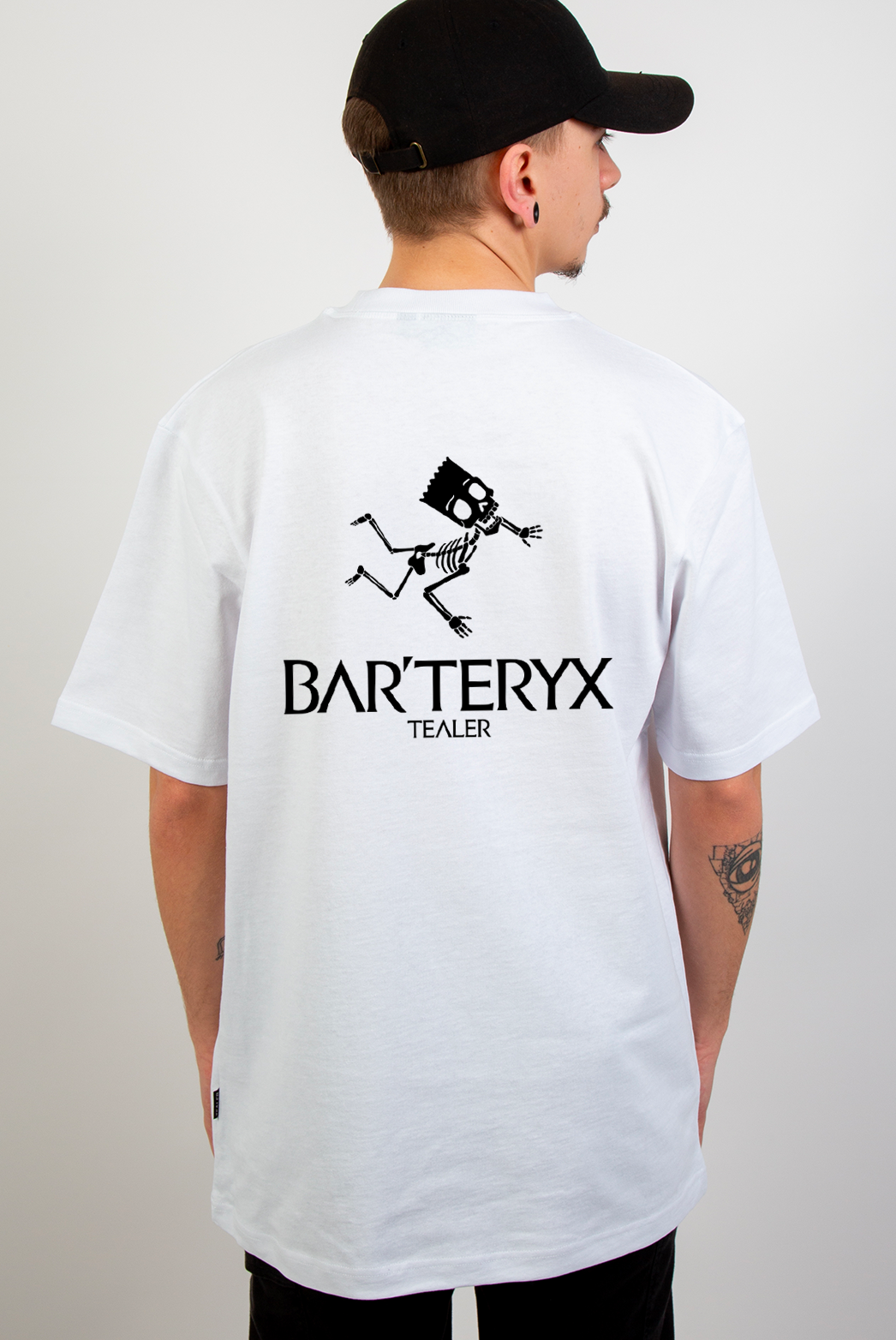 Bar'teryx tealer, Tee White